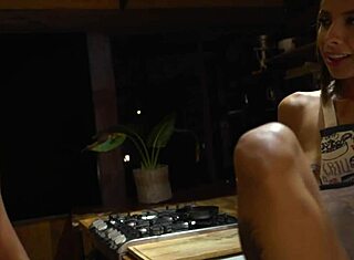 Hoikka latina hiipii keittiön pikaseksiin. Melkein jää kiinni sperma tippuen!