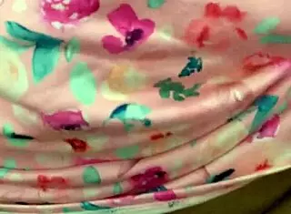 Acariciando el Dulce Cuerpo de Hermosa Latina para su Virginidad