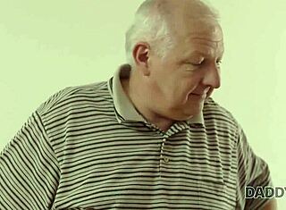 daddy4k ล่อลวงสาว 18+ ให้เย็ดหีโหนกกับผู้ชายแก่