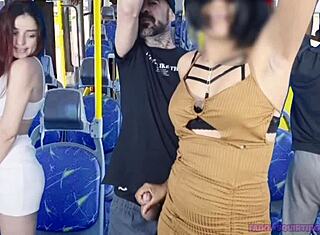 Дамата с големия задник получава сперма на дупето в обществения автобус.