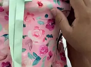 Hladím sladké tělo krásné latiny pro její panenství