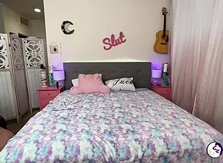 Hell yeah, thick redhead Mary dominates in cuckold play!