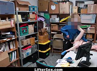 리틀 데빌 도둑 카타리나 페트로프가 경찰에게 잡혀 스트립 검색 당해 - 리프터섹스