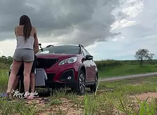 Outdoor Couple Has Sex with Cars Passing By