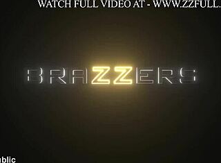 Kayla East dominerer sine huller i vild bikini-sprøjtning