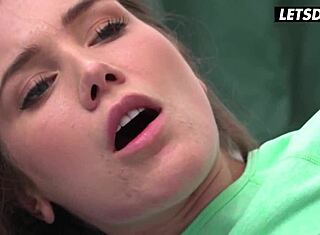 Cum afhængige Mary Rock kneppet hårdt på hostel efter yoga! Utrolig hostel handling!