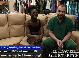 Prsa Riny Aremové promočená spermatem v pohledu z očí