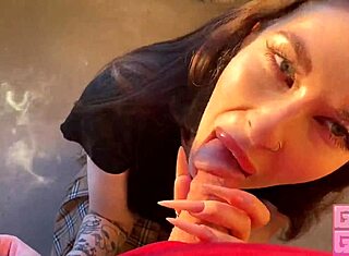 Chica fumadora en garaje da mamada rápida en balcón público