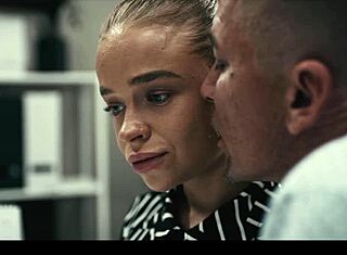 זונה בלונדינית מקבלת עבודה חלומית כשבוס קופא זמן כדי לזיין את הכוס הרטובה שלה בריאיון