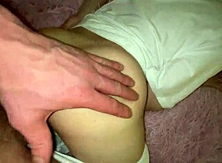 Stiefvader, mijn kleine 18+ kutje vullen voelt zo verkeerd maar geweldig!