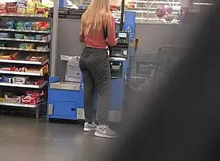 check out this nice ass in spandex 😍