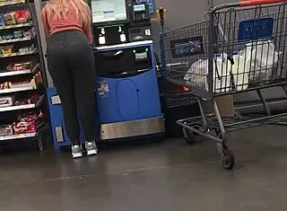 check out this nice ass in spandex 😍