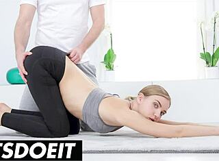 Yoga cu micuța tânără ucraineană Oxana Chic se transformă în sex fierbinte