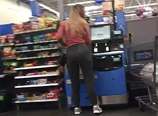 check out this nice ass in spandex 😍