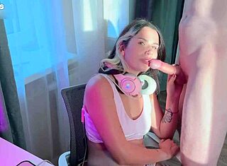 Nevlastná sestra ovláda footjob a blowjob zblízka