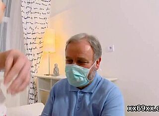 Ej, dečko pomaže djevici nimfomanki da se pregleda i pojebe